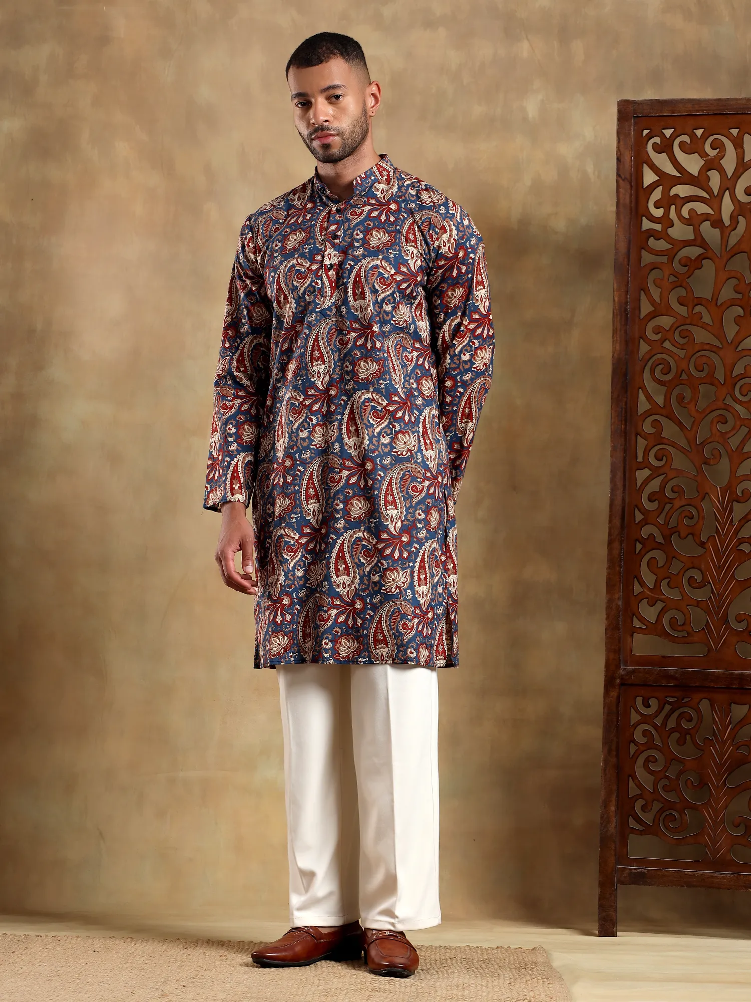 Blue Red Paisley Printed Long Kurta & pyjama set - Image 4